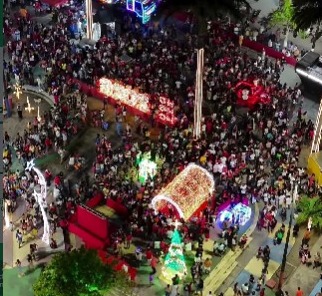 Caaporã vive noite de magia com Abertura Natalina 2025 e chegada do Papai Noel
