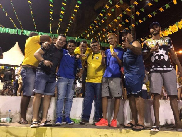 Prefeito de Caaporã se une a população para assistir jogo do Brasil em telão instalado pela Prefeitura